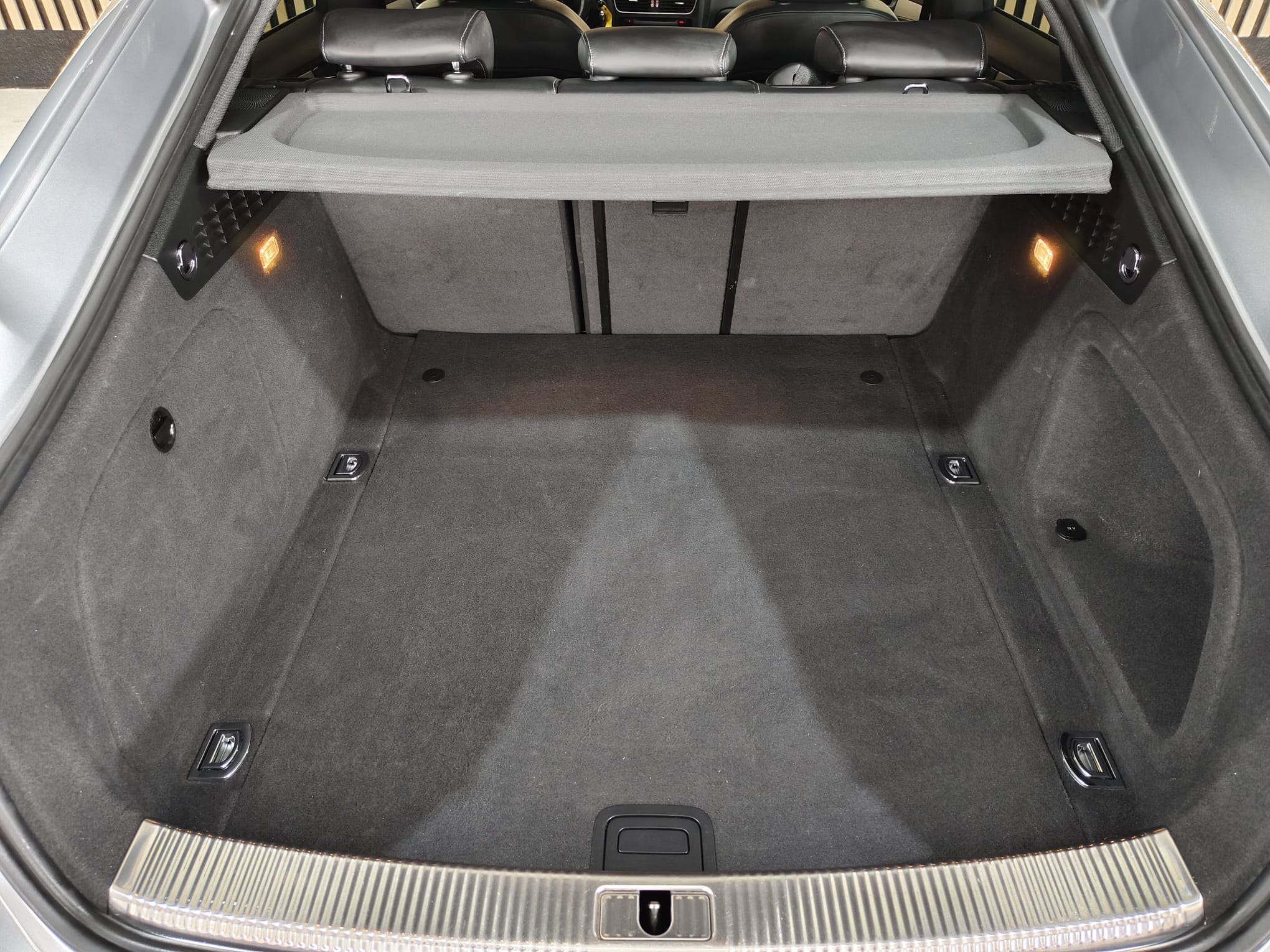 Interior maletero Audi A5 Sportback gris plata