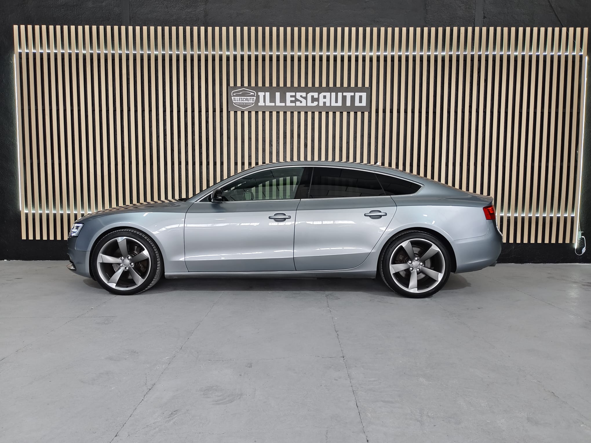 Lateral Audi A5 Sportback gris plata