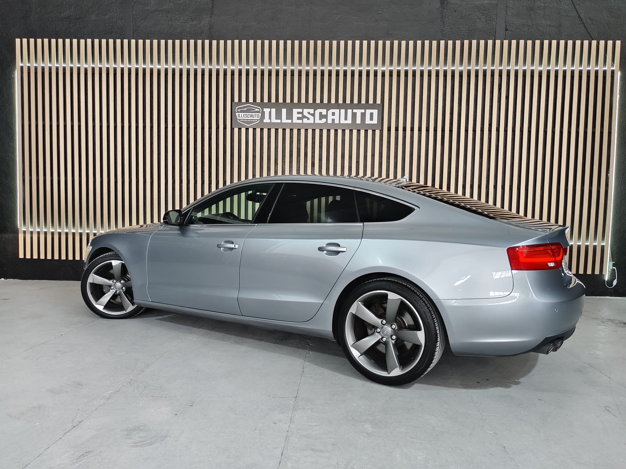 Lateral Audi A5 Sportback gris plata