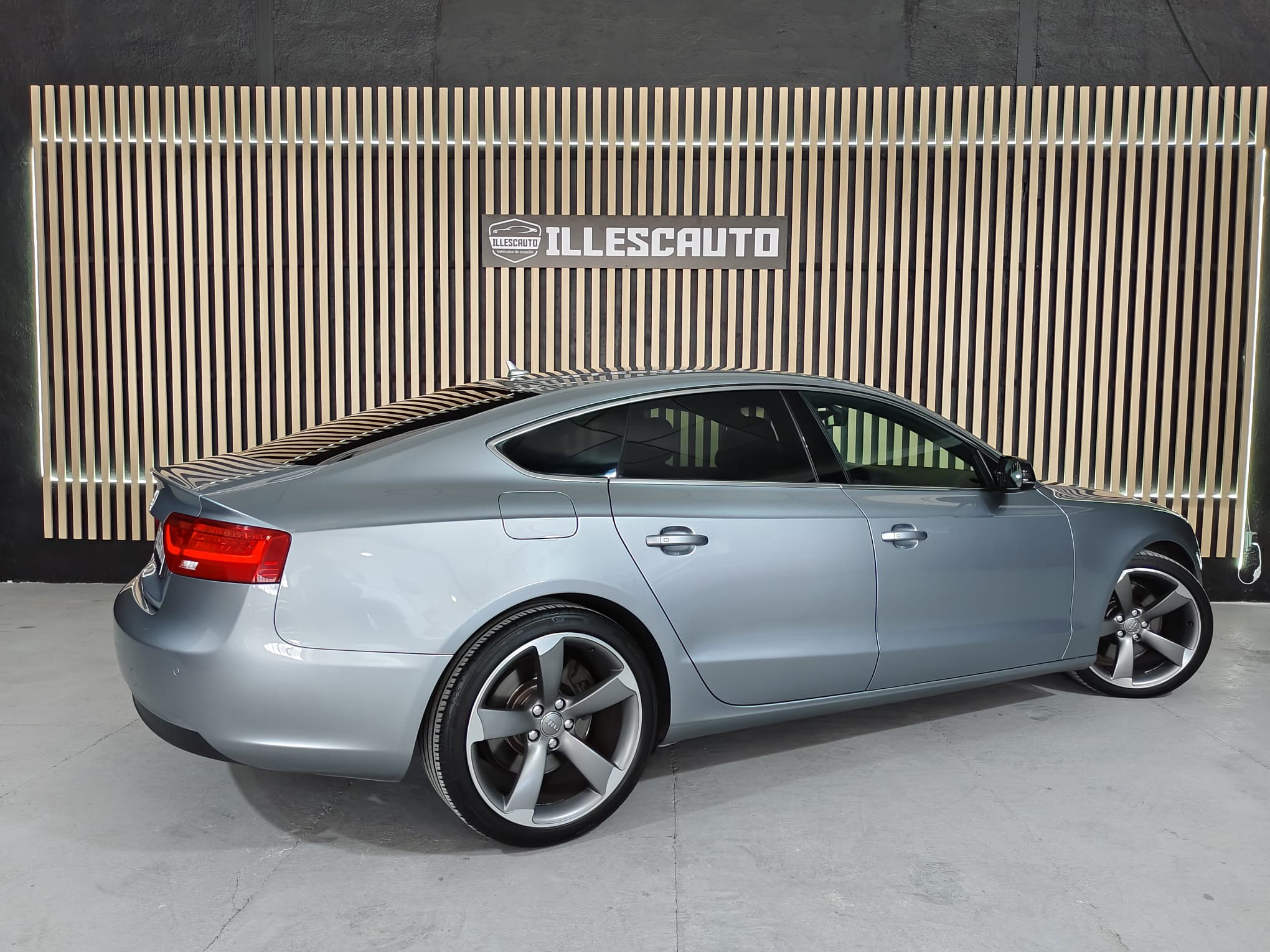 Lateral Audi A5 Sportback gris plata