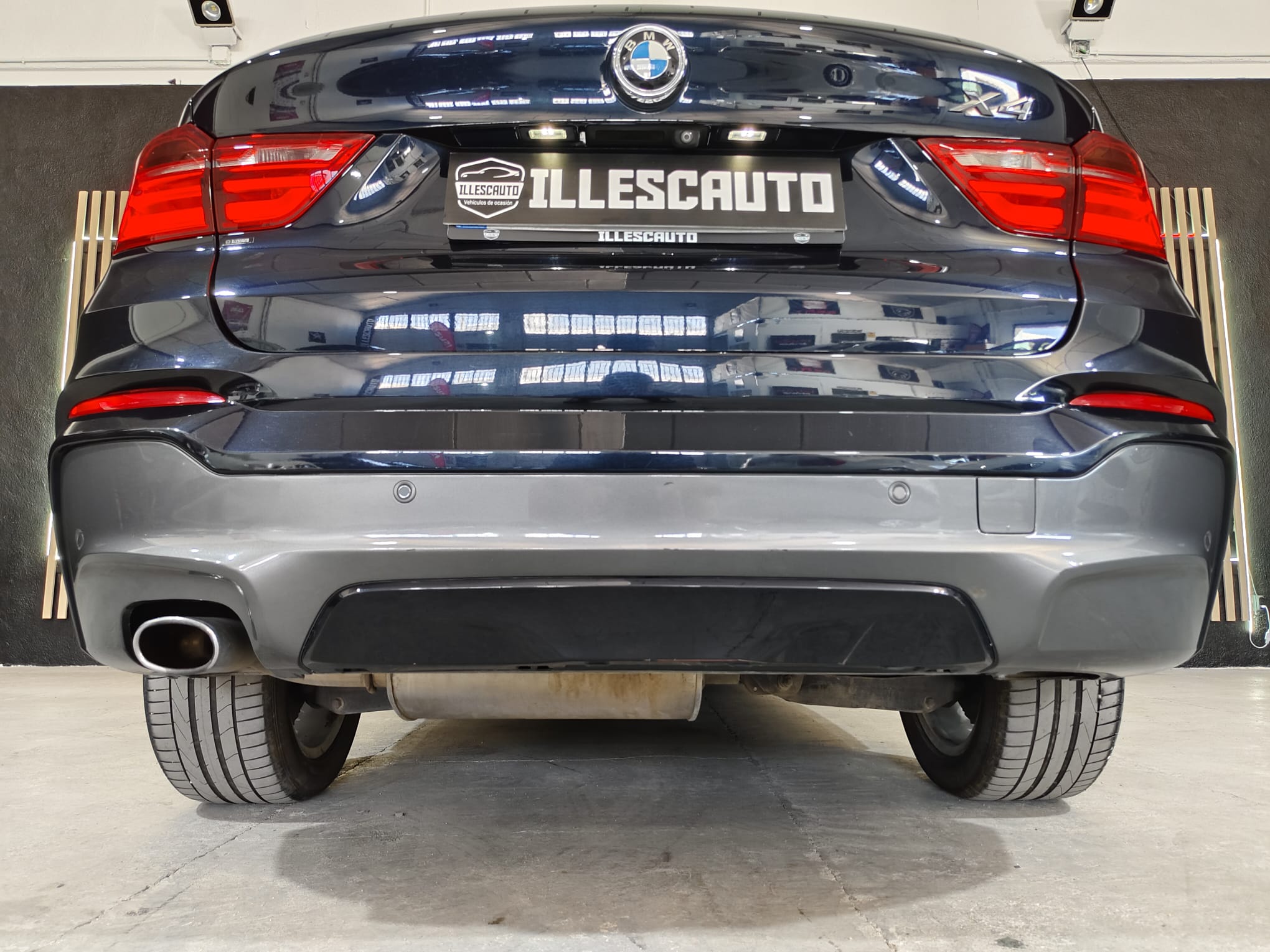 Maletero BMW X4 xDrive Negro de Illescauto