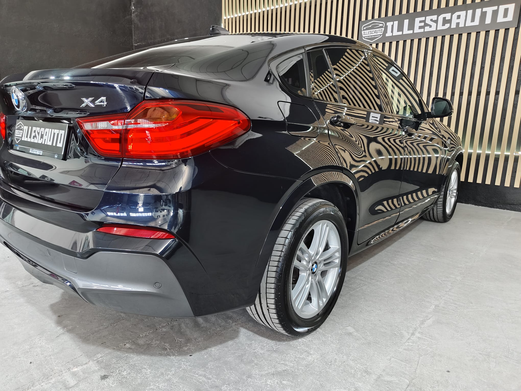 Trasero derecha BMW X4 xDrive Negro de Illescauto