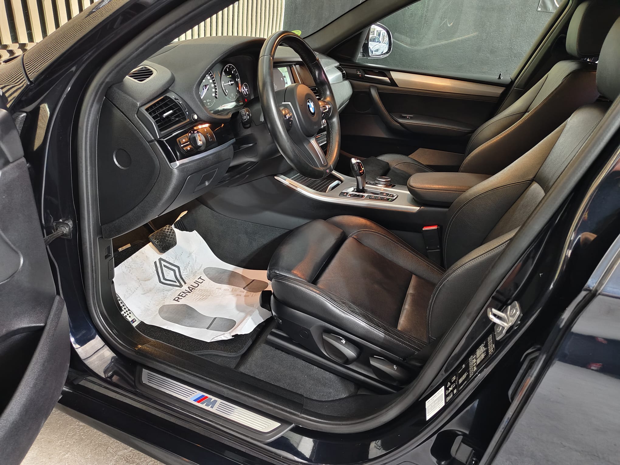 Interior BMW X4 xDrive Negro de Illescauto