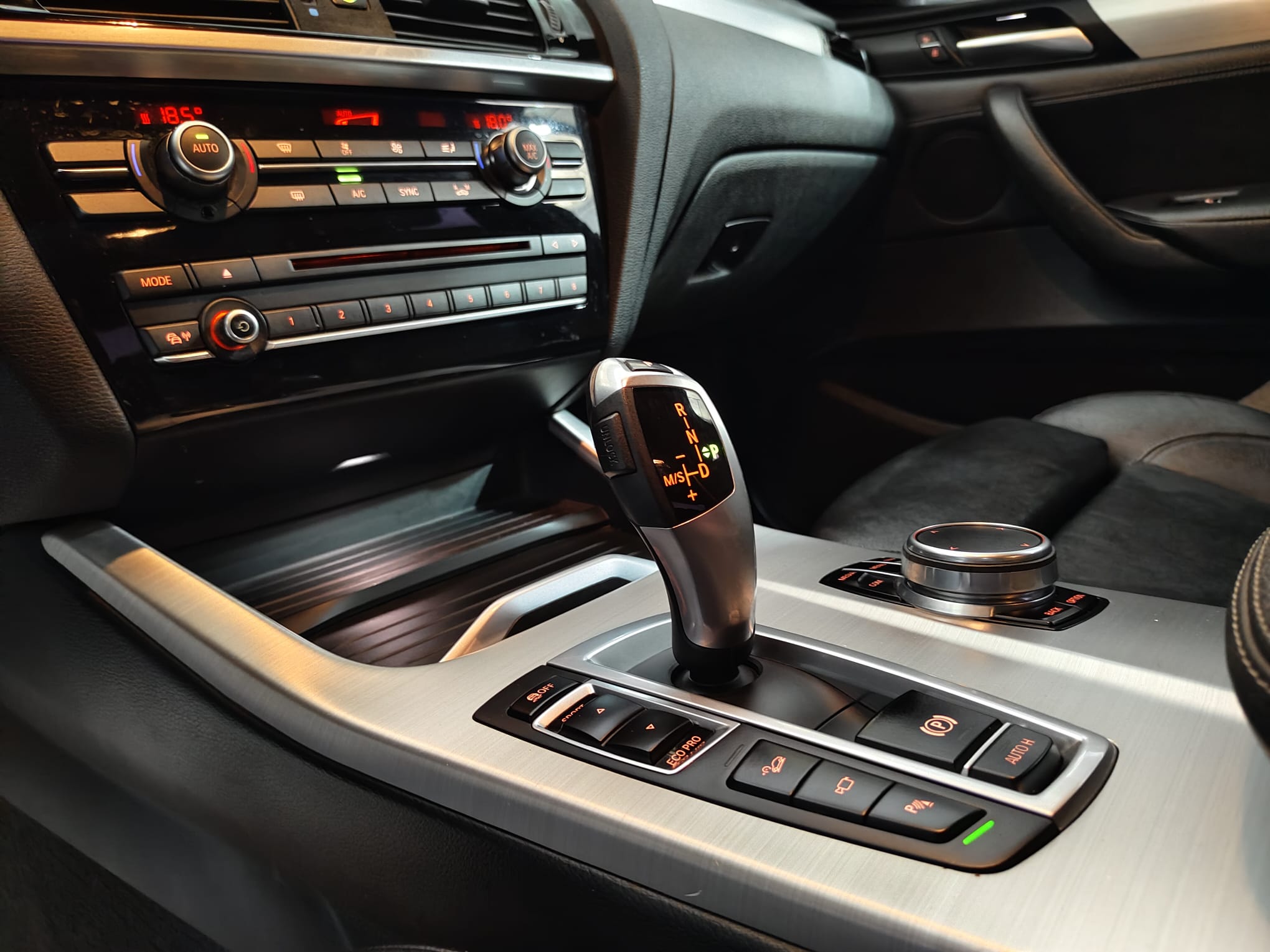 Interior BMW X4 xDrive Negro de Illescauto