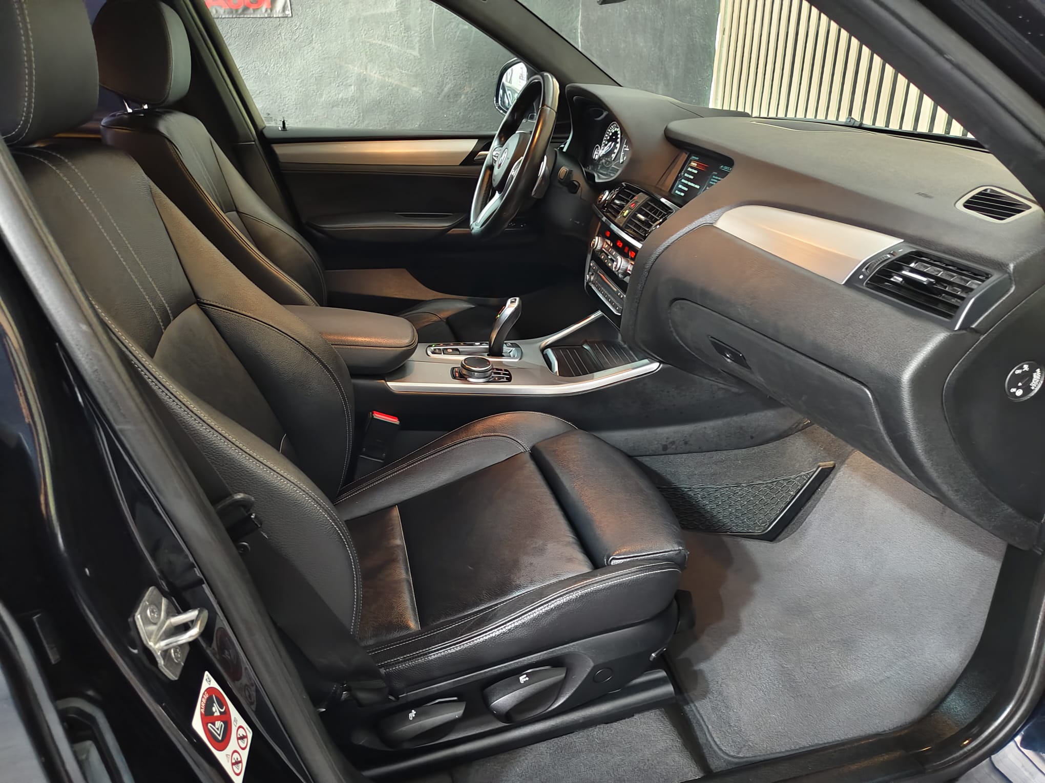 Interior BMW X4 xDrive Negro de Illescauto
