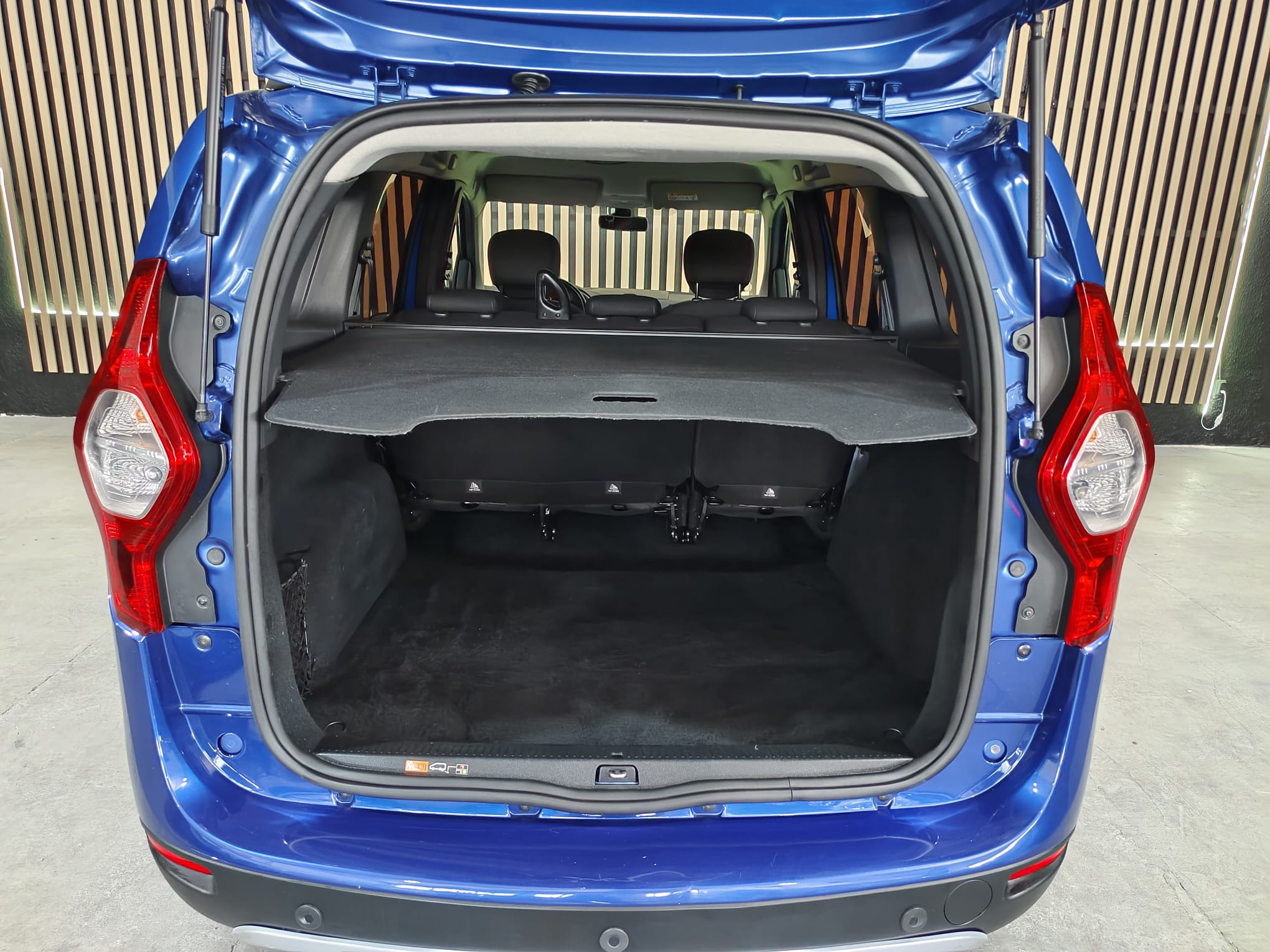 Interior maletero Dacia Lodgy Stepway azul