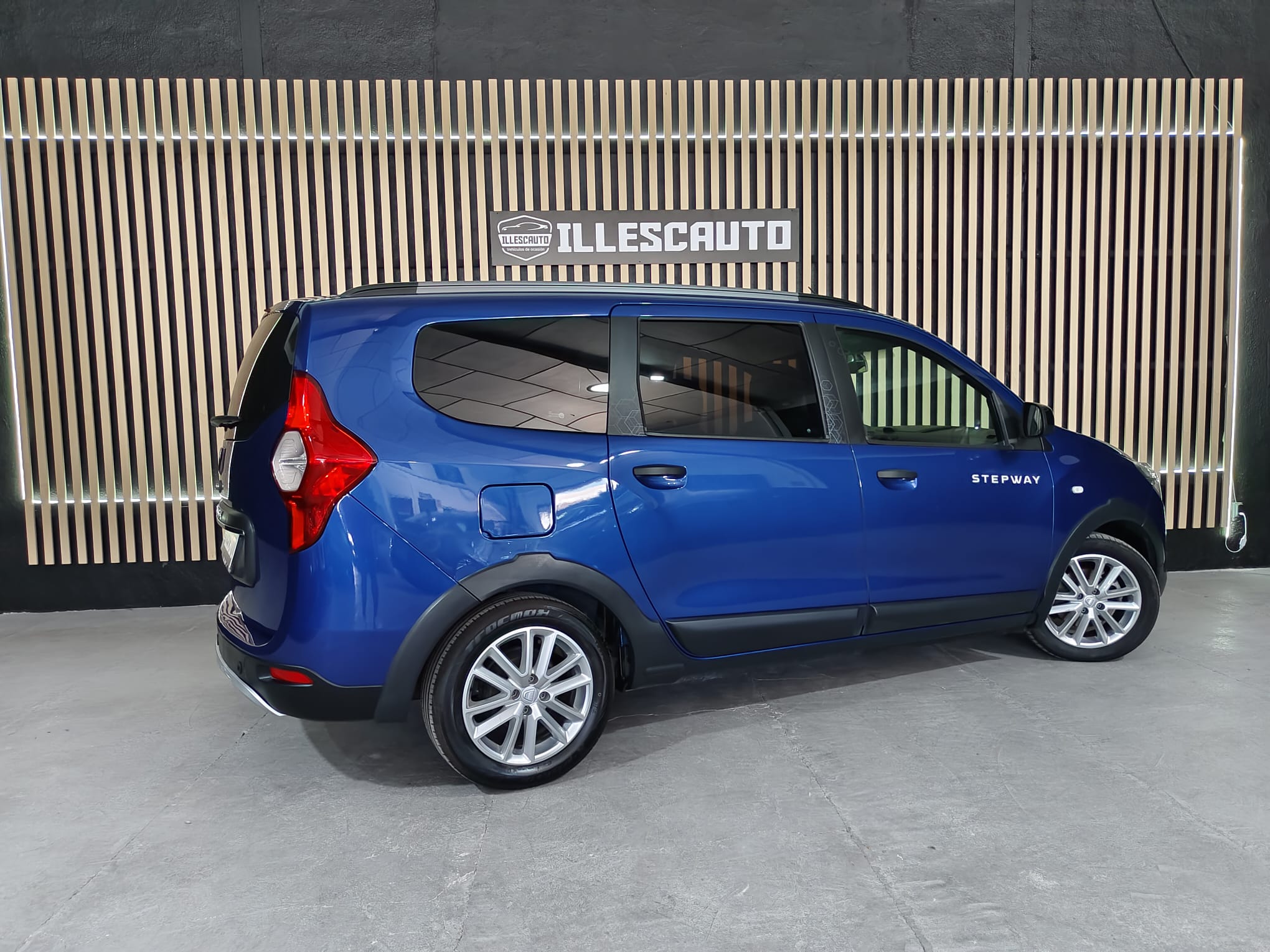 Lateral Dacia Lodgy Stepway azul