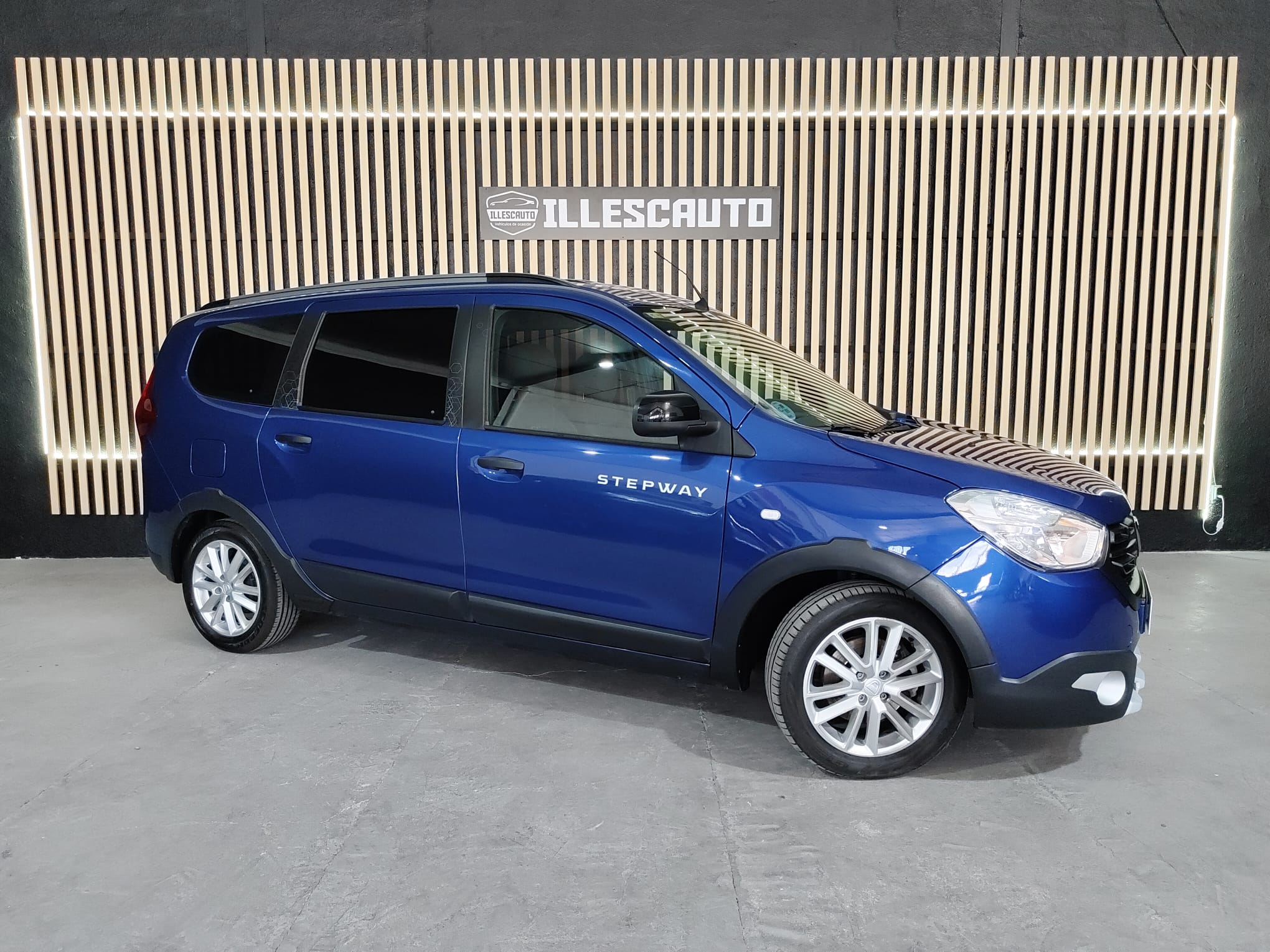 Lateral Dacia Lodgy Stepway azul