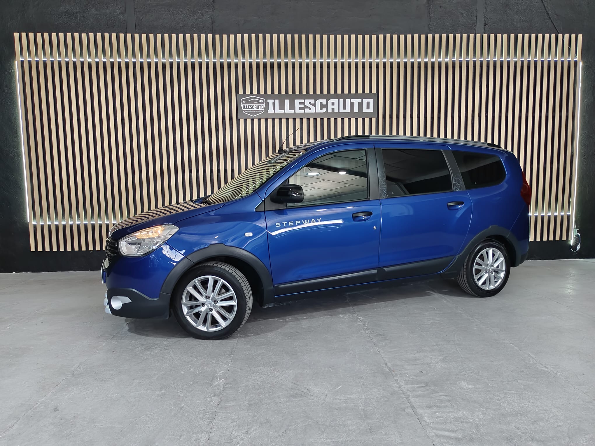 Lateral Dacia Lodgy Stepway azul