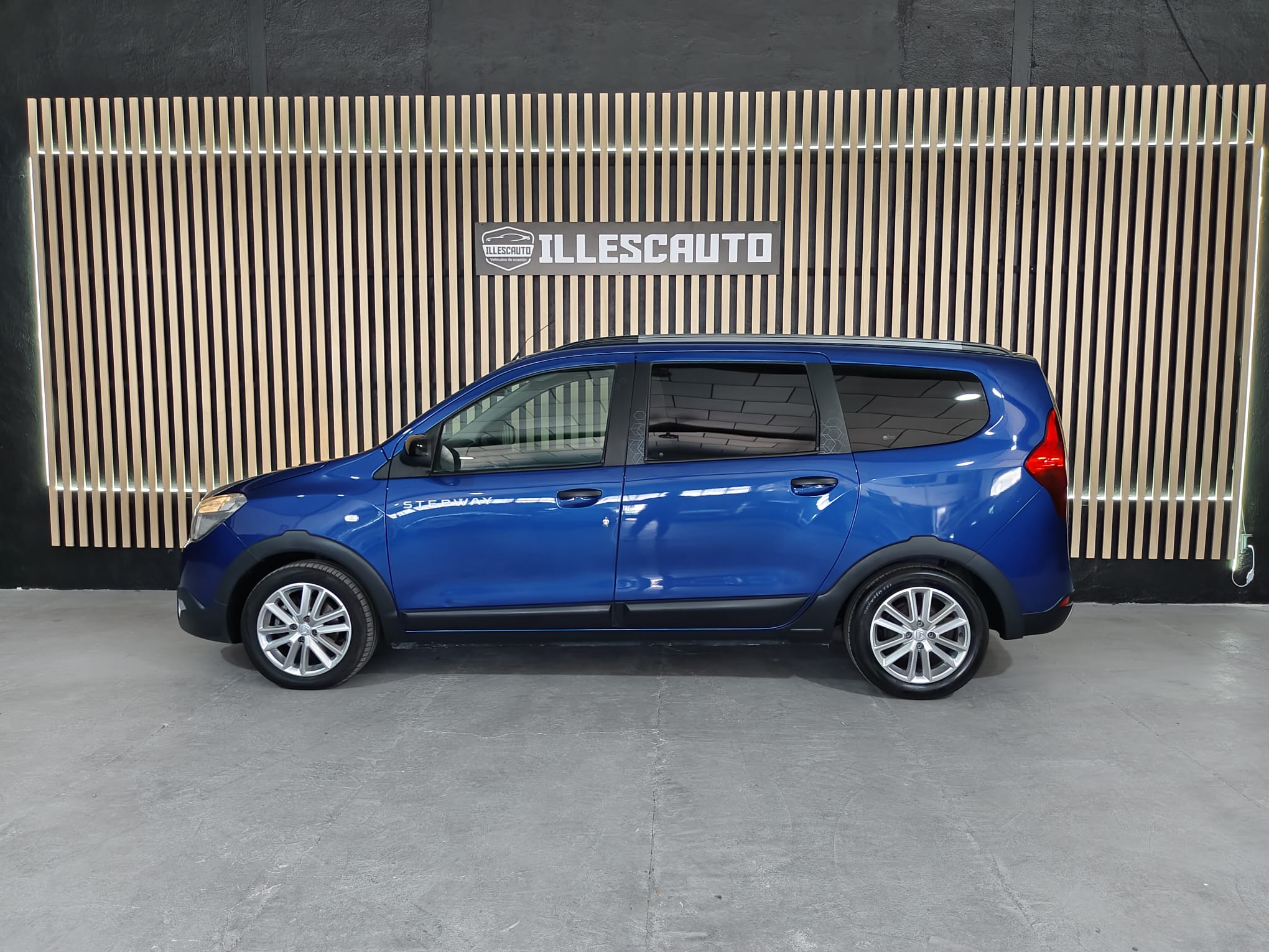 Lateral Dacia Lodgy Stepway azul