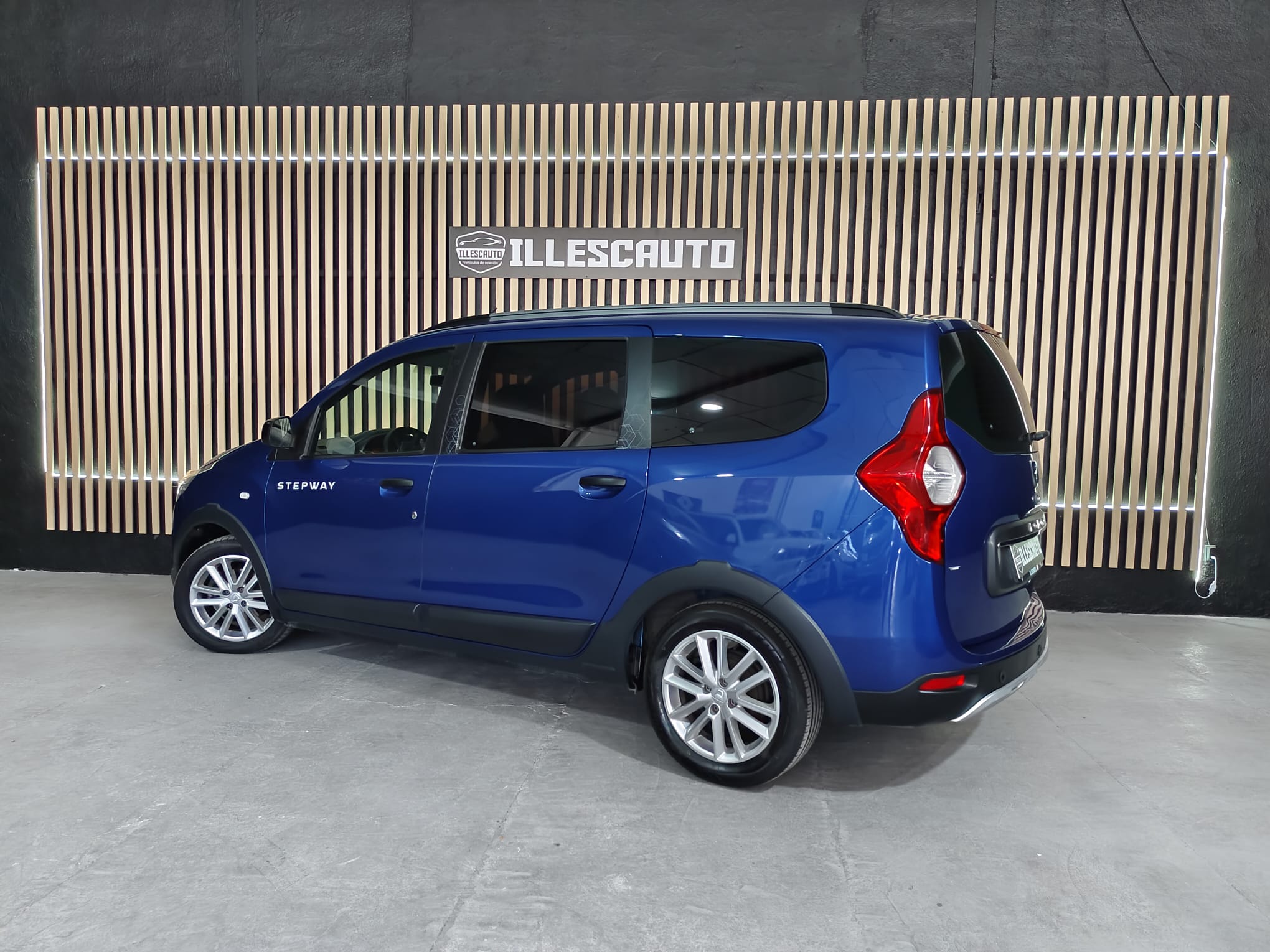 Lateral Dacia Lodgy Stepway azul