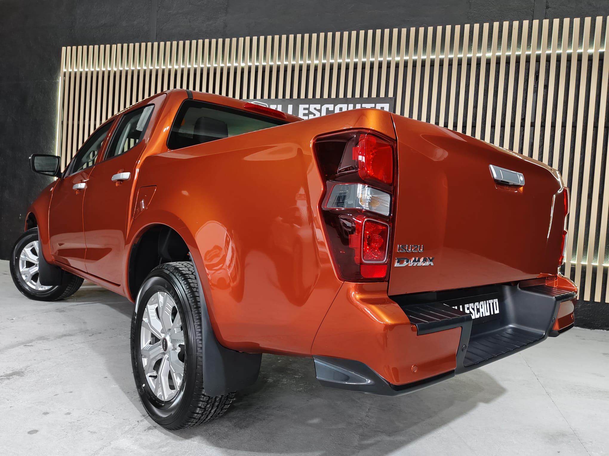 Trasero izquierdo Isuzu DMax N60 BB naranja