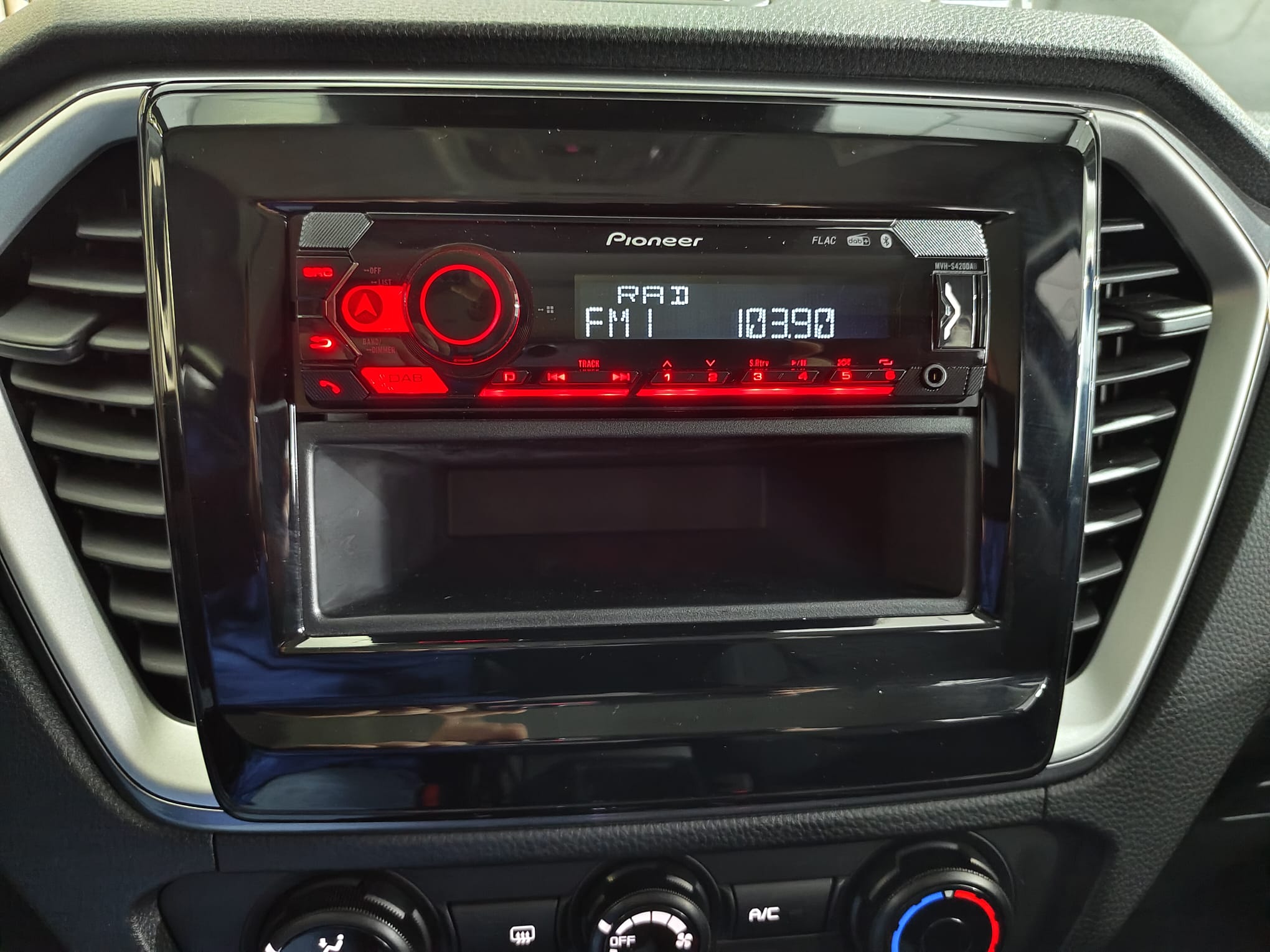 Radio Isuzu DMax N60 BB naranja