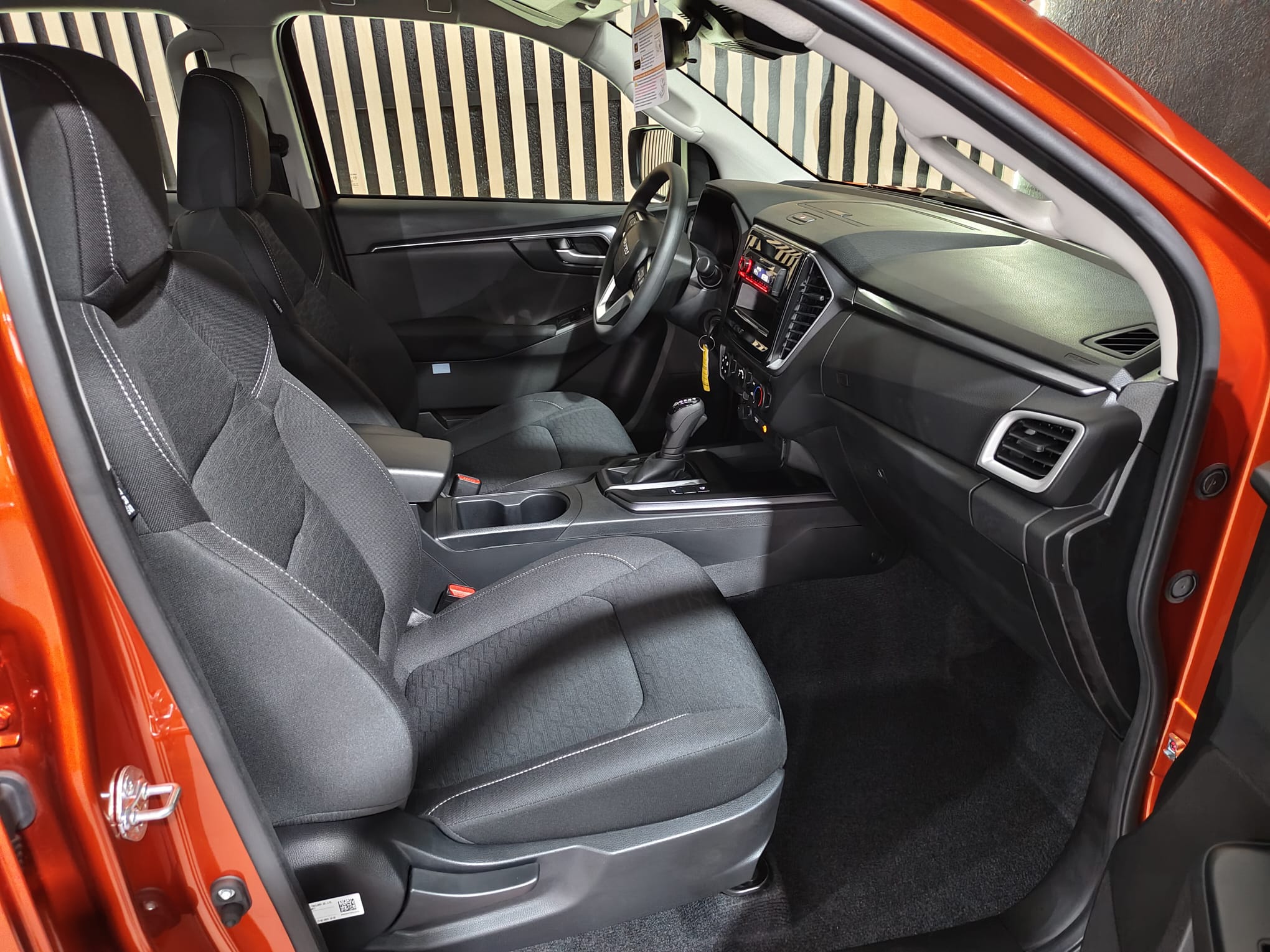 Interior Isuzu DMax N60 BB naranja