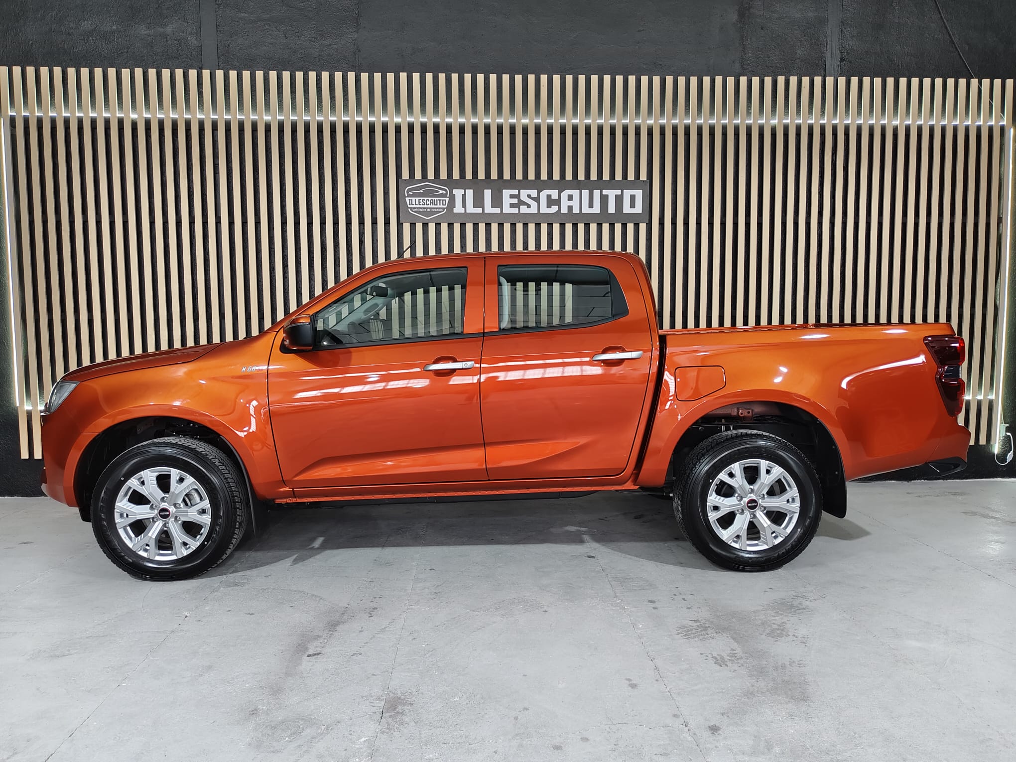 Lateral derecho Isuzu DMax N60 BB naranja