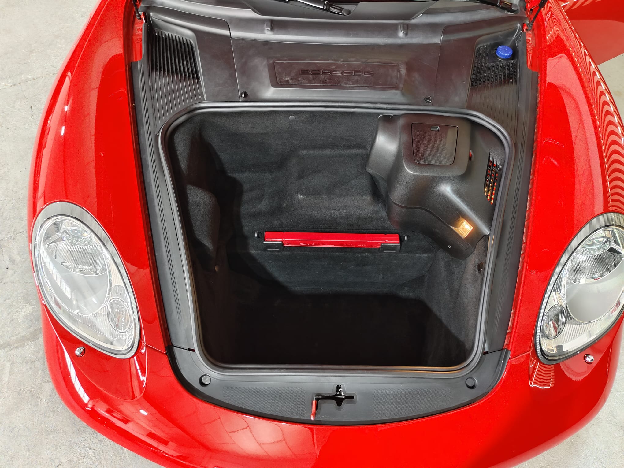 Interior capó Porsche Cayman 2.7 Edition 1 rojo