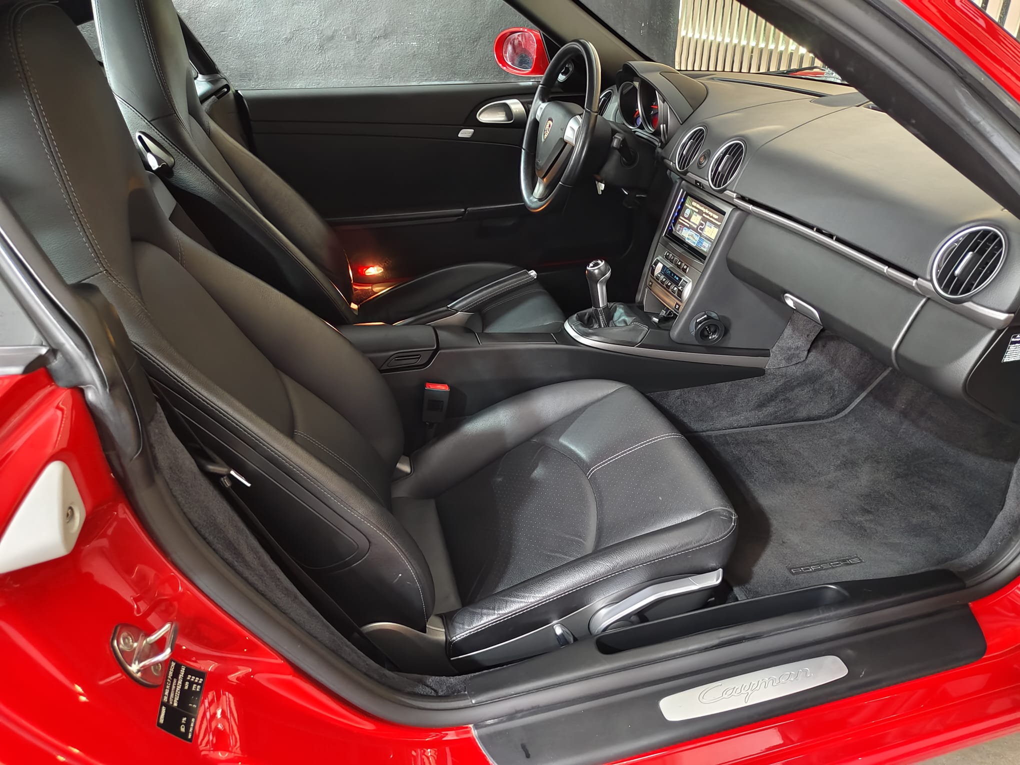 Interior Porsche Cayman 2.7 Edition 1 rojo