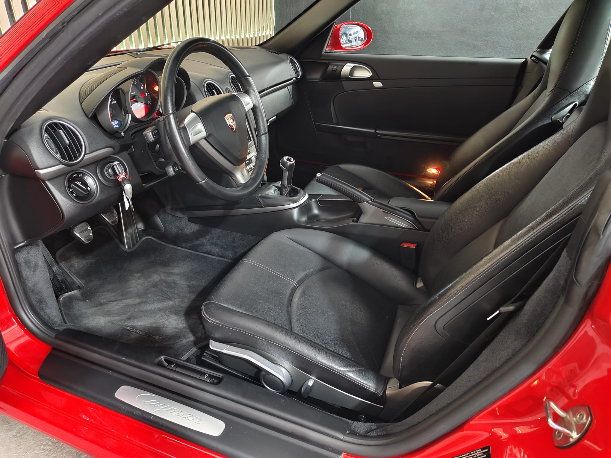 Interior Porsche Cayman 2.7 Edition 1 rojo