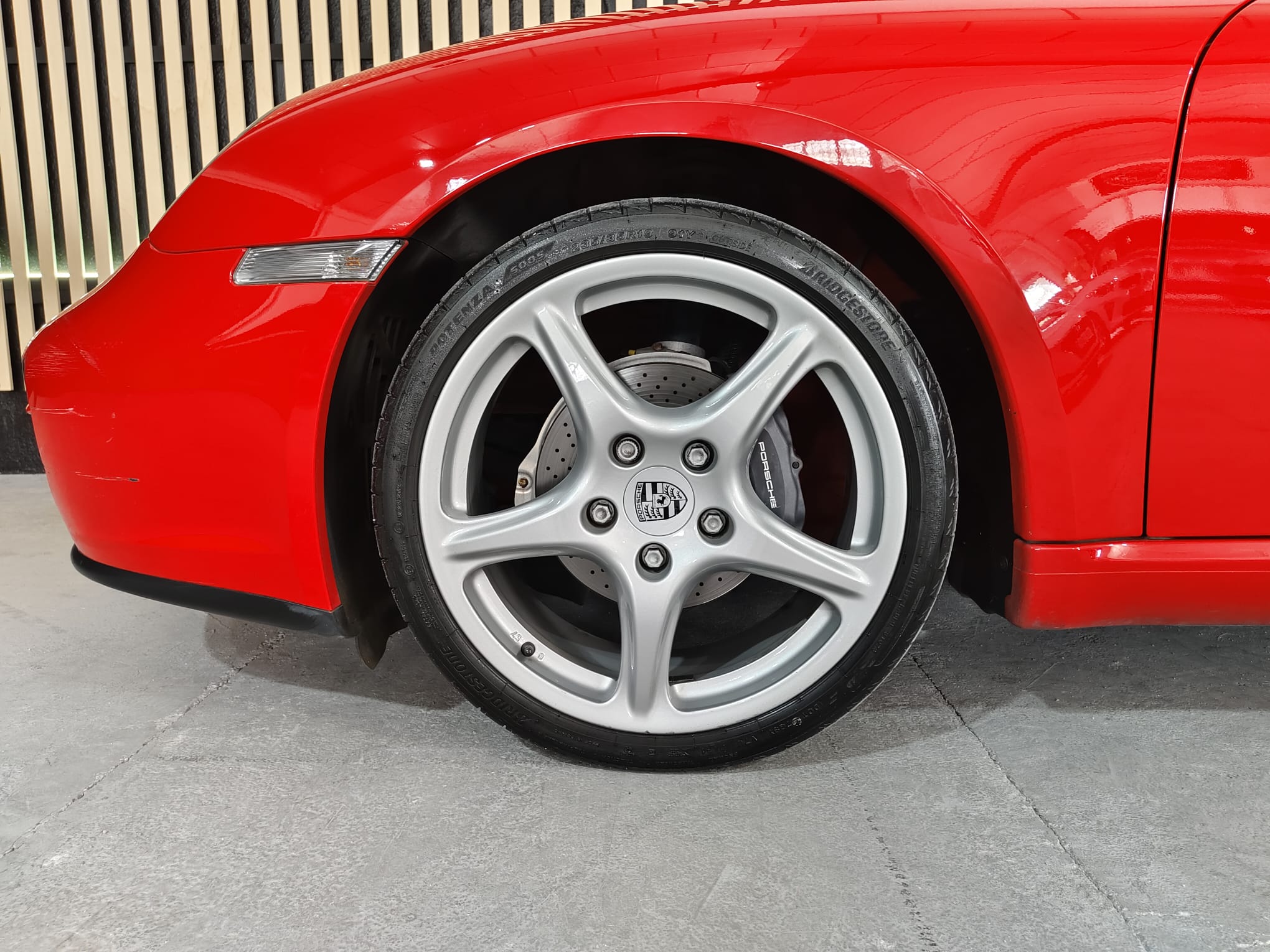 Llanta Porsche Cayman 2.7 Edition 1 rojo