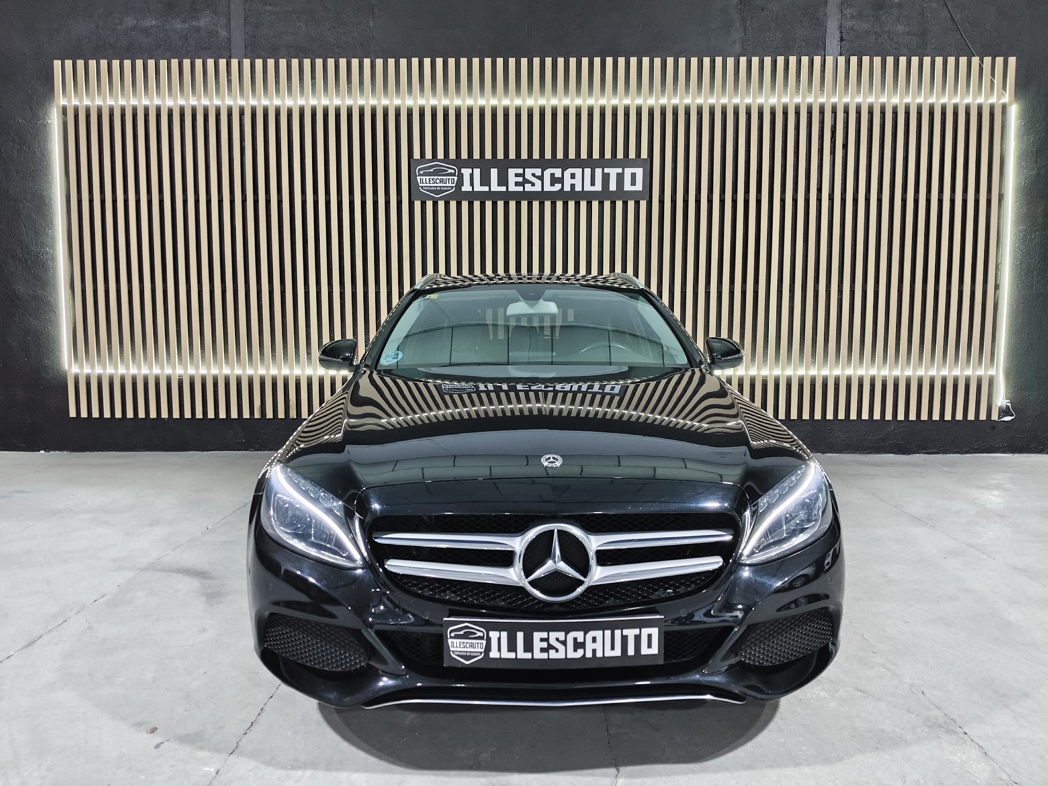 Mercedes-Benz C220d negro de frente